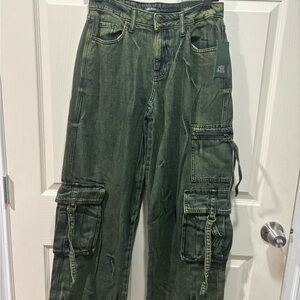 Women’s Mid-Rise baggy Green Cargo Pants
